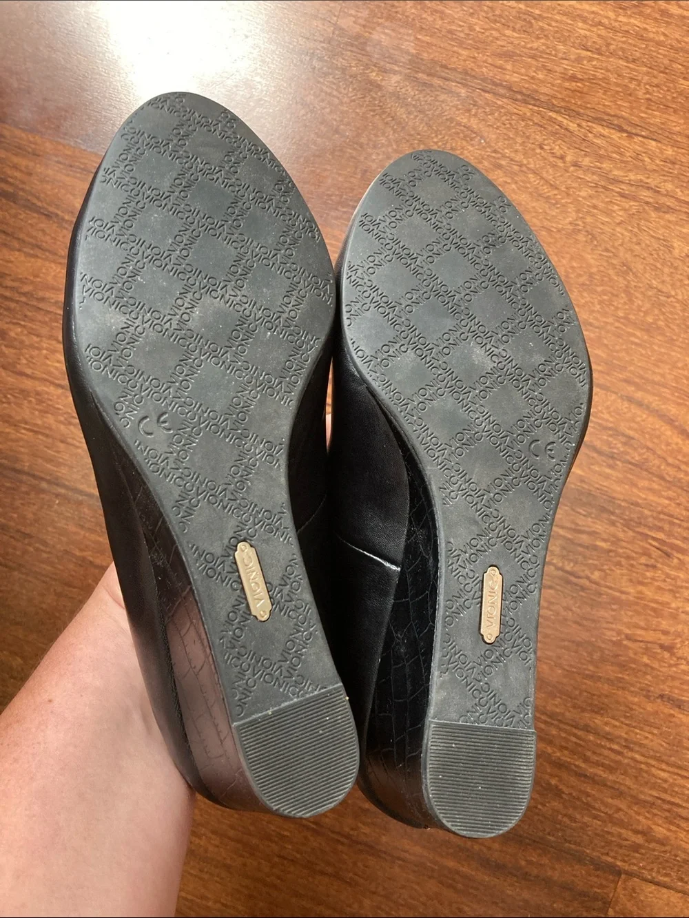 Vionic Black Leather Wedge Pumps with Croc-Textured Heel Sz 7